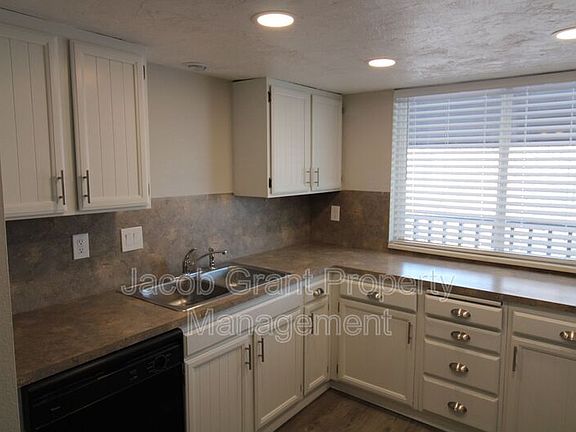 3rd image of 1430 Vega Cir APT 8