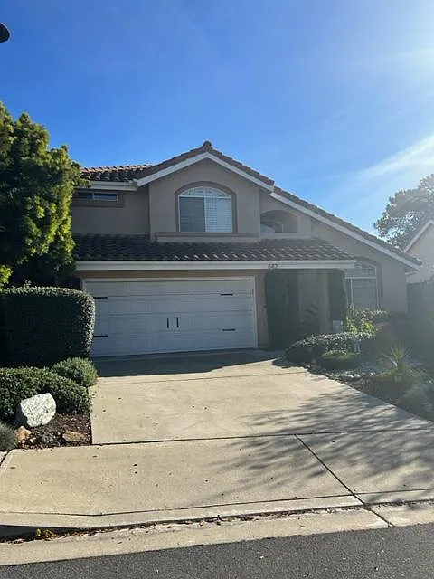 642 Riviera Cir