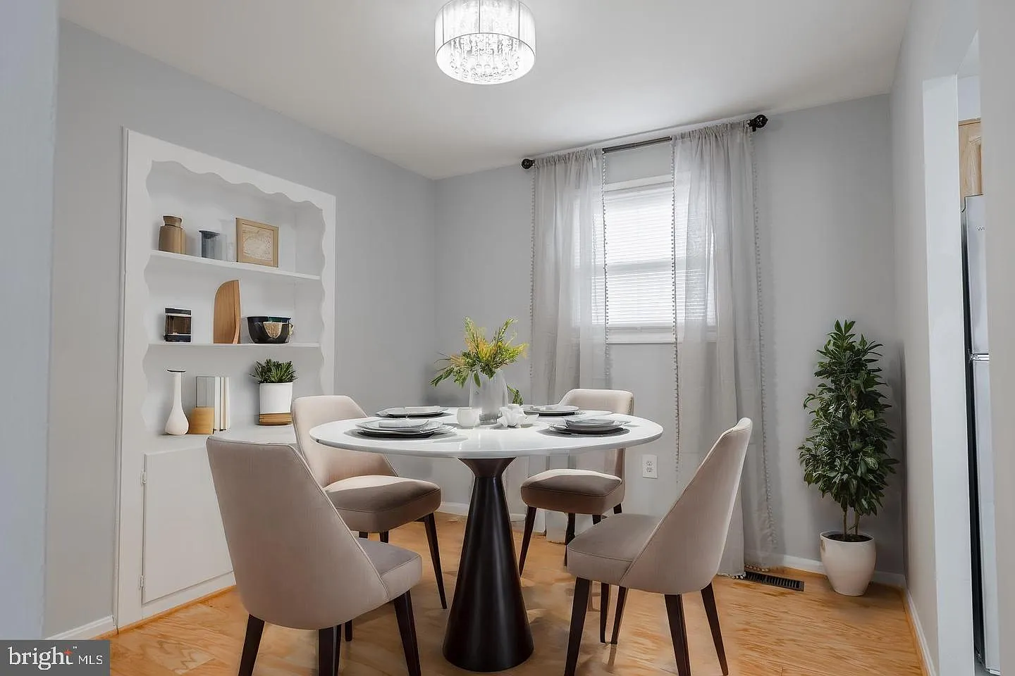 5 bed, 2.0 bath, 2016 sqft, $3,500 — Photo 4