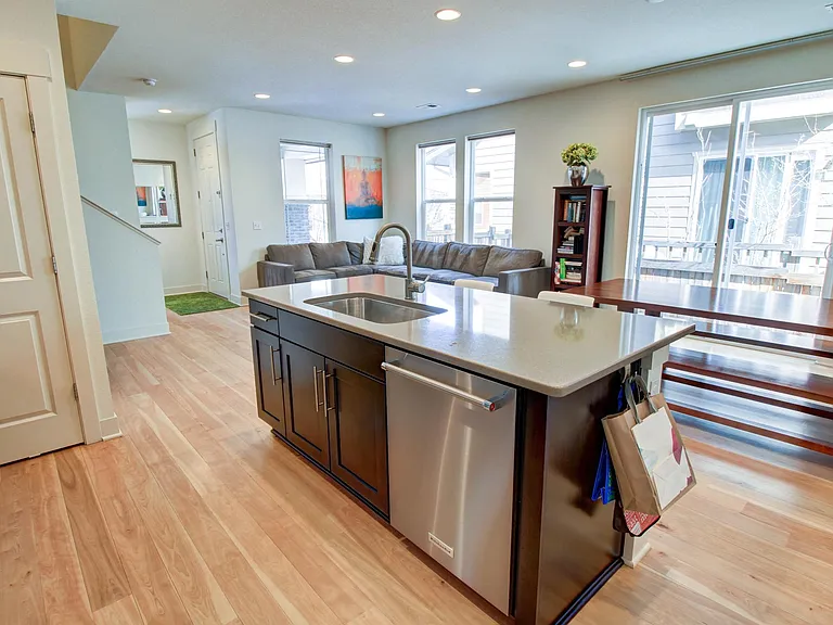 3324 Valentia St — Photo 3