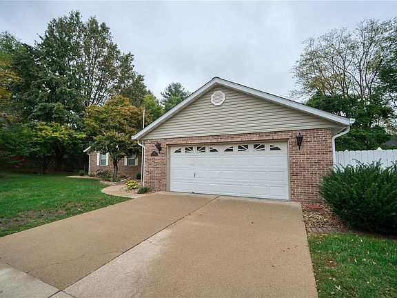 3rd image of 1811 Spruce Hill Dr