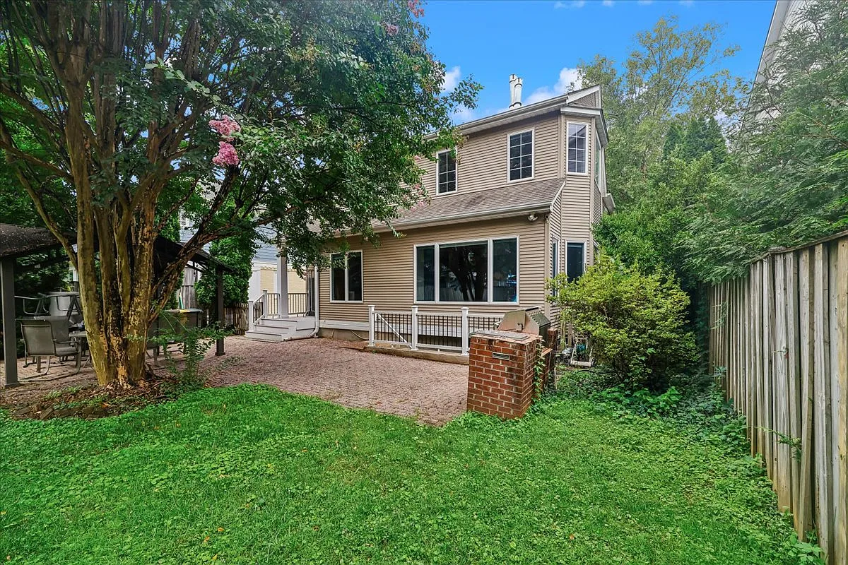 6 bed, 4.5 bath, 3730 sqft, $7,300 — Photo 2