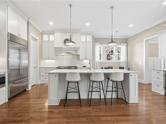 5th image of 1004 Clairemont Ave