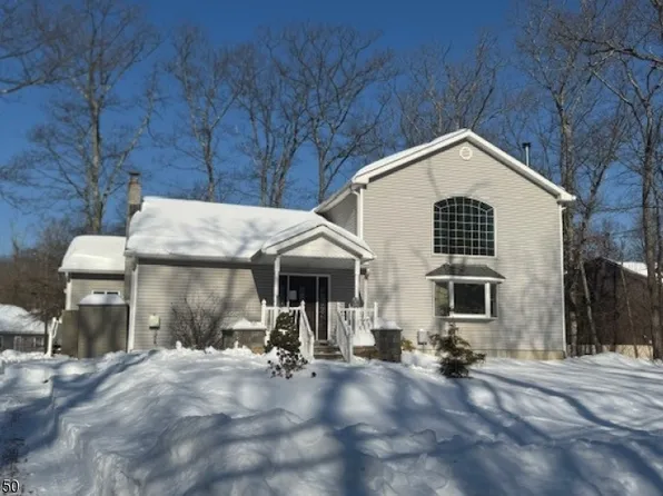 8 Lincoln Trl, Hopatcong Boro, NJ 07843