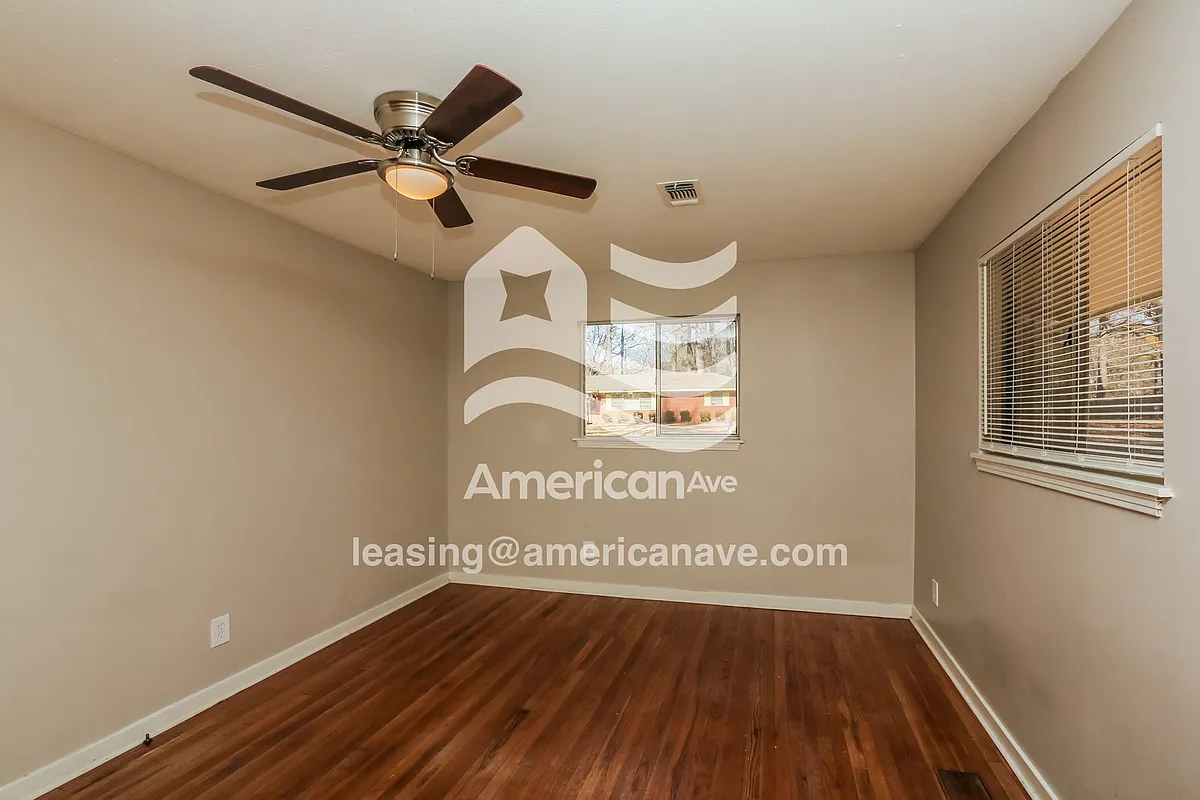 689415_002_wm_-_living_room_13508860.jpg - 3025 Charleston Dr