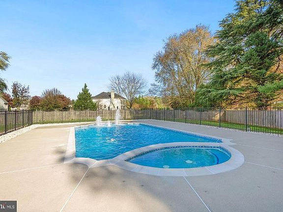 2nd image of 3 Tyndale Ct