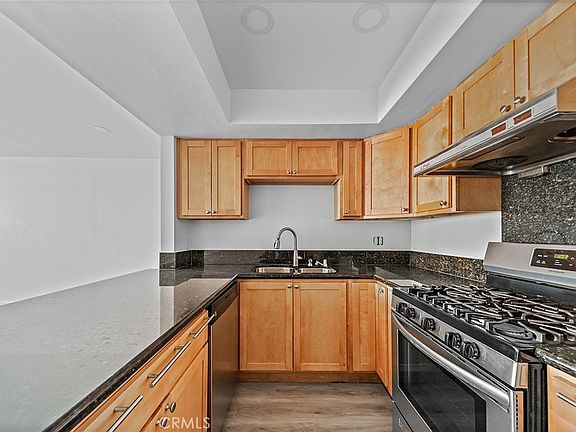 5th image of 918 W College St APT 316
