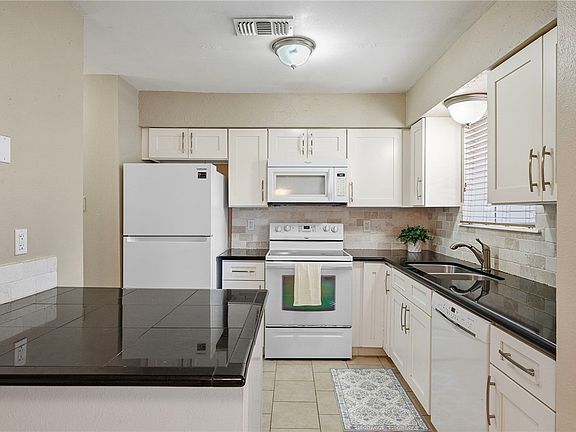 5th image of 1904 Dartmouth St APT R3
