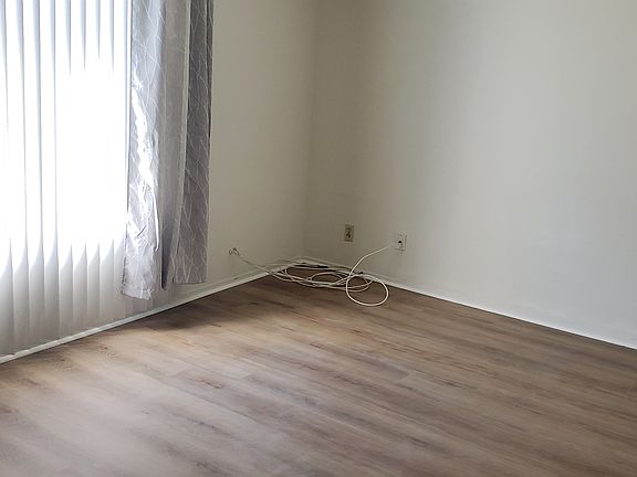 3rd image of 725 Windwood Dr