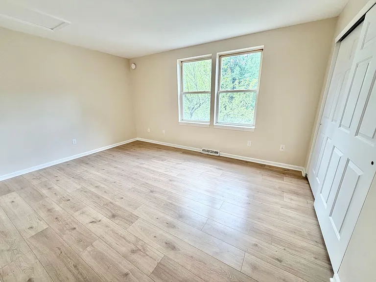 7 Ira Ln — Photo 2