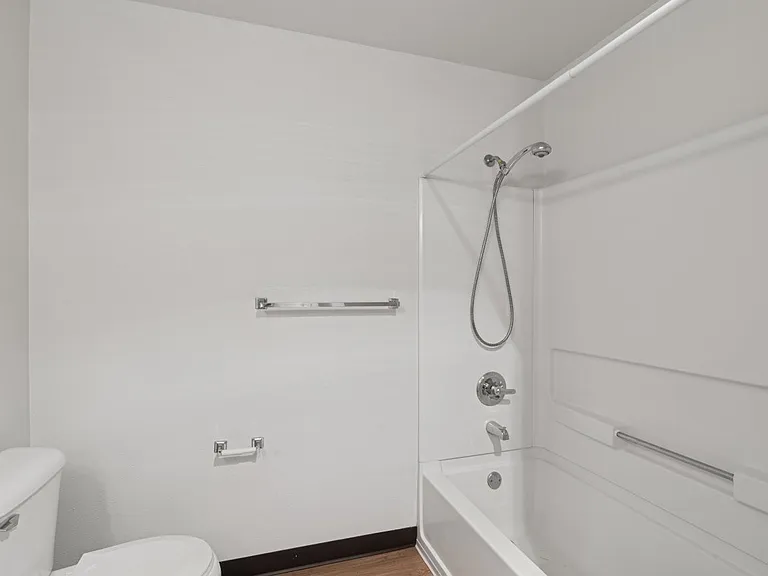 Gilhurst Apartments — Photo 16