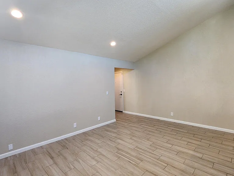 2222 I St #13 — Photo 4