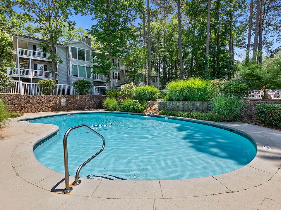 Resort-style Swimming Pool and Deck