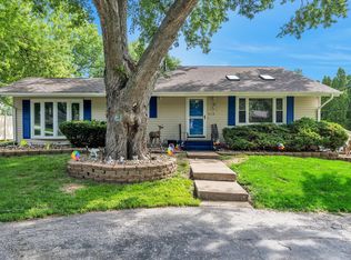 919 Colony Dr, Davenport, IA 52806