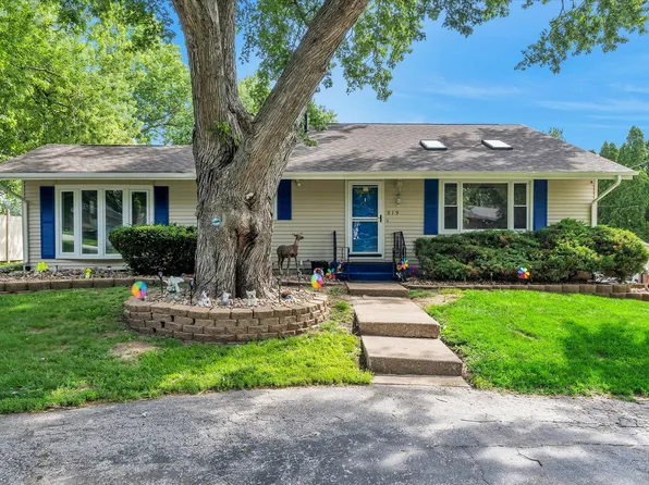 919 Colony Dr, Davenport, IA 52806