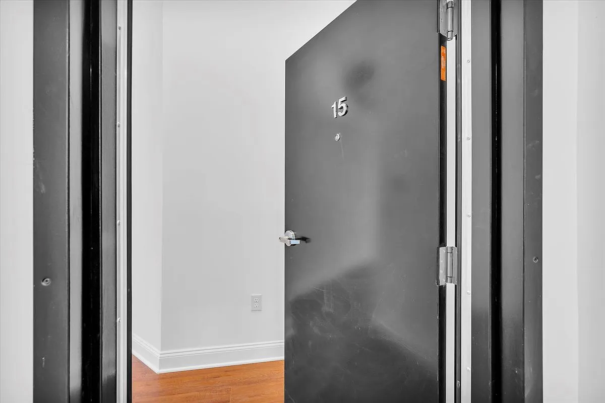 2 bed, 850 sqft, $2,300 — Photo 2