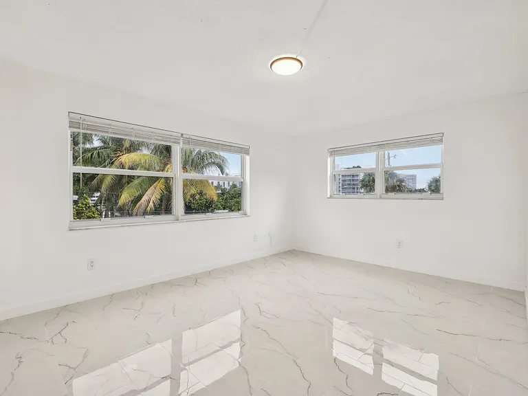 The Oaks Apartments — Photo 14