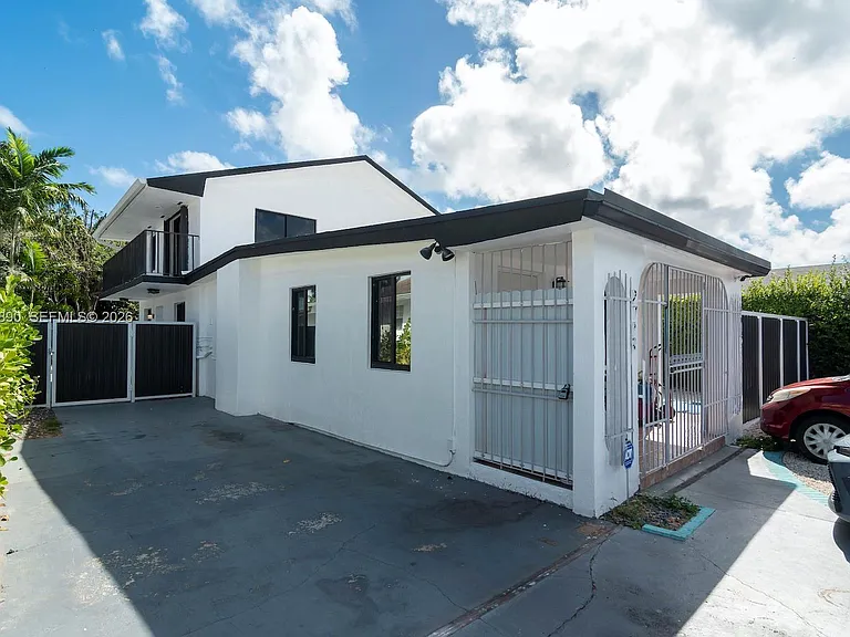 2729 SW 67th Ave — Photo 36