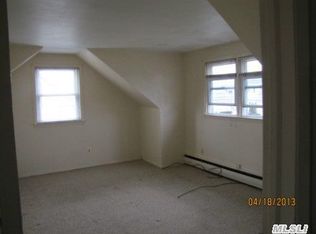 216 Riviera Pkwy, Lindenhurst, NY 11757