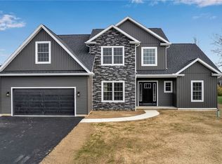 28 Hickory Ln, Lancaster, NY 14086
