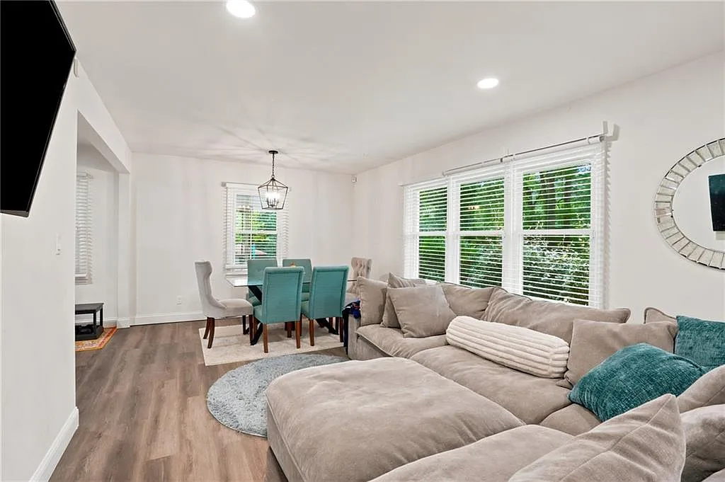 3 bed, 1.0 bath, 1130 sqft, $2,300 — Photo 3