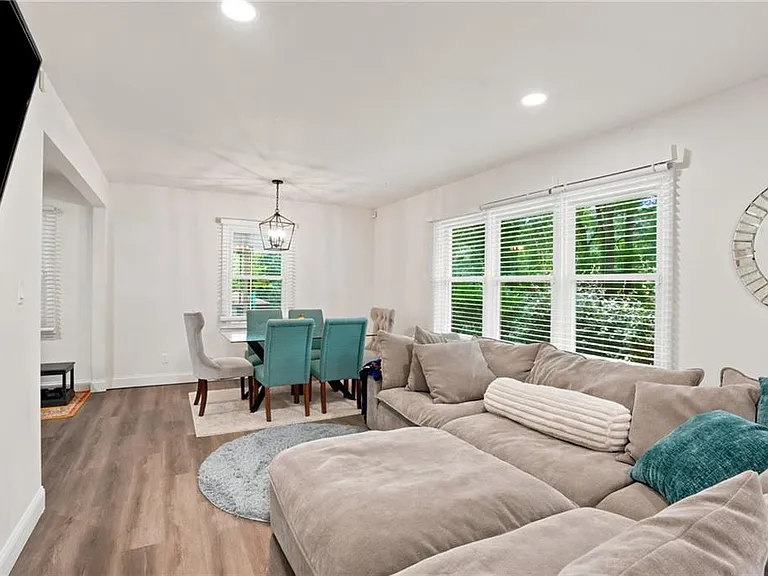 581 Meadowbrook Dr SE — Photo 3