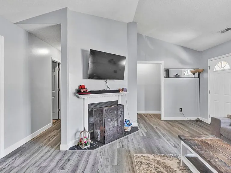 110 Foxlair Dr — Photo 4