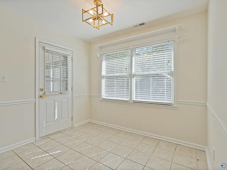 231 Jarrett Ln — Photo 5