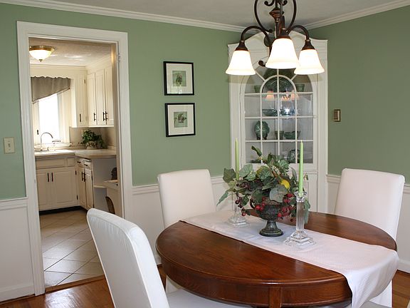 D/R with Corner Cabinet