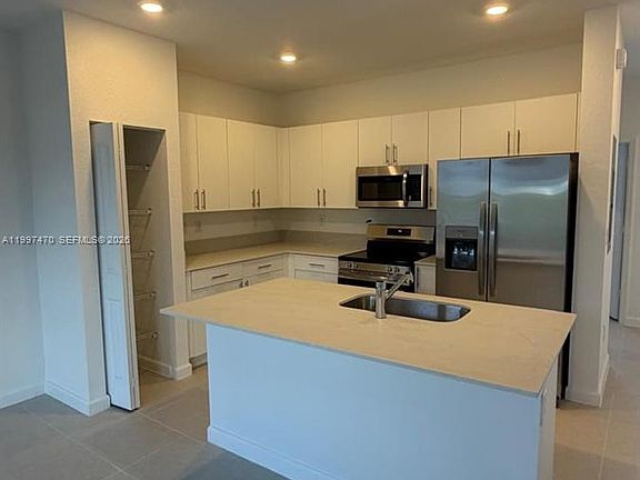 5th image of 1077 SE 2nd Ter #1077
