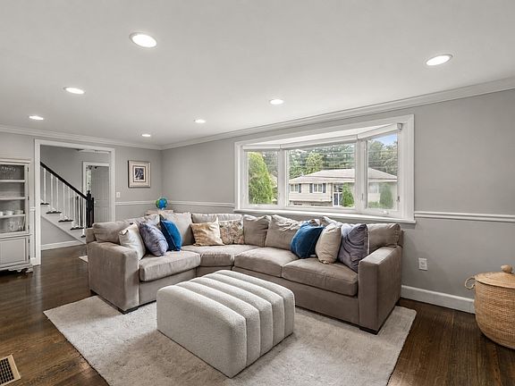 2nd image of 150 Woodbine Cir