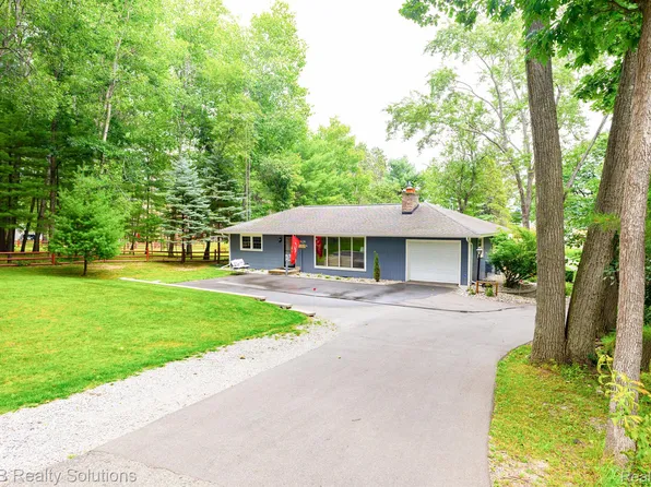 1130 W Higgins Lake Dr, Roscommon, MI 48653