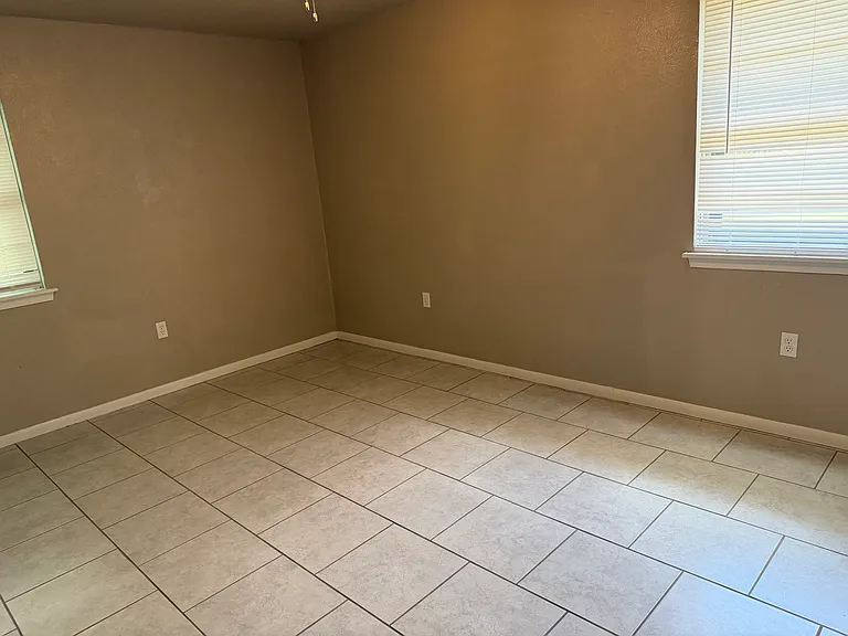 702 Karen St — Photo 13