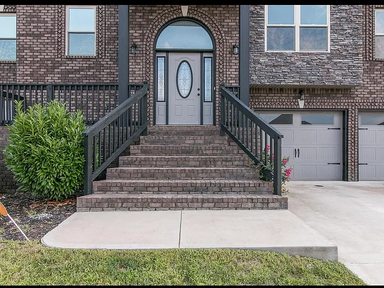 1132 Henry Place Blvd — Photo 2