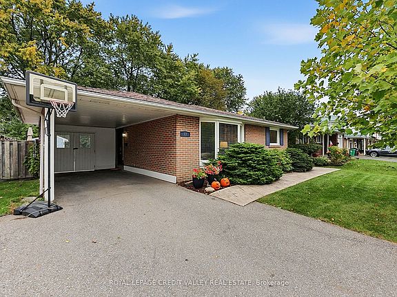 4th image of 27 Castlemore Dr