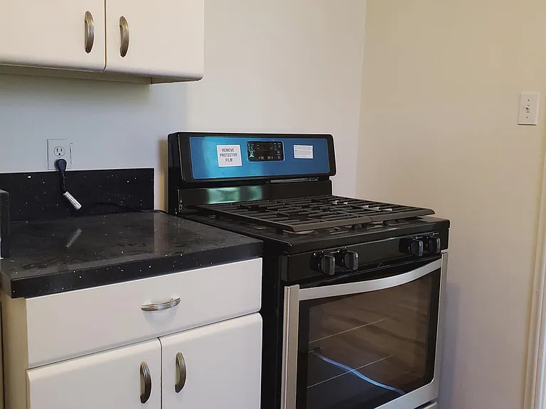 2507 N Beachwood Dr #4 — Photo 3