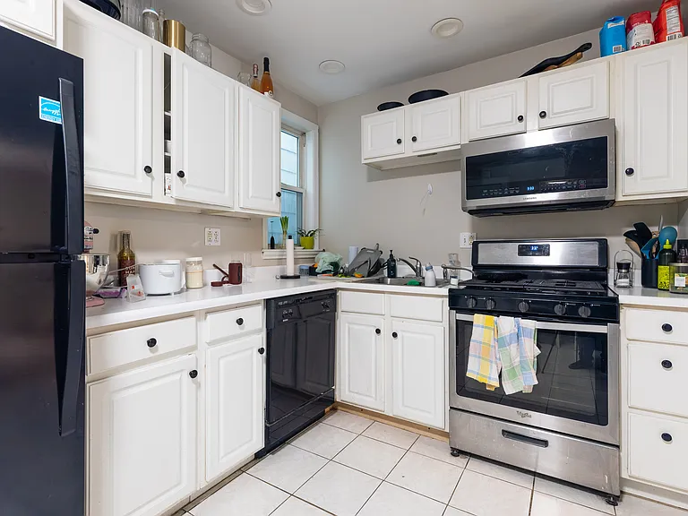 213 W 8th St #2 — Photo 5
