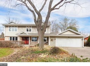 983 Lydia Dr, Roseville, MN 55113