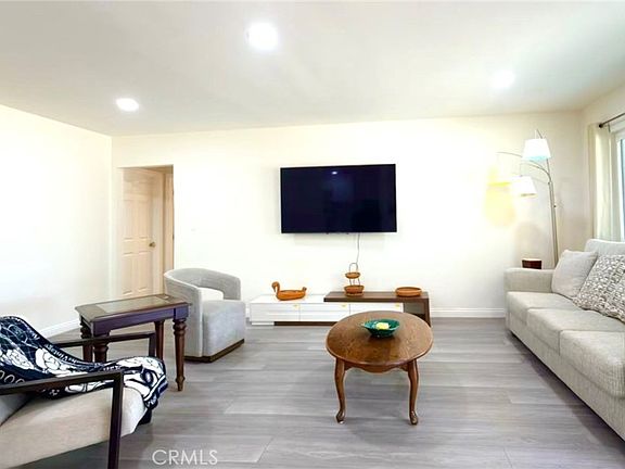 5th image of 111 Poinsettia Ave