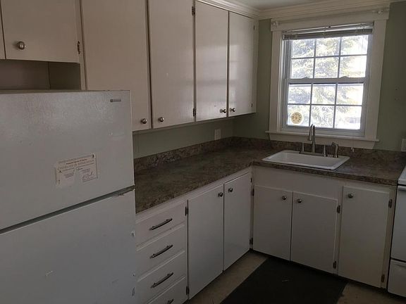 After this photo was taken, new refrigerator and stove have been installed.
