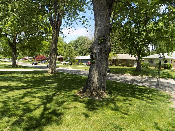 3rd image of 703-705 E Schreyer Pl