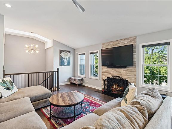 5th image of 724 Grosse Pointe Cir #724
