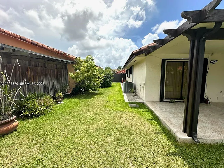 2514 SW 138th Ave — Photo 14