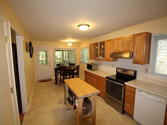 3rd image of 796 Reynard Ave