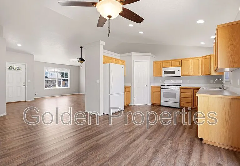 10654 N Seaside St — Photo 10