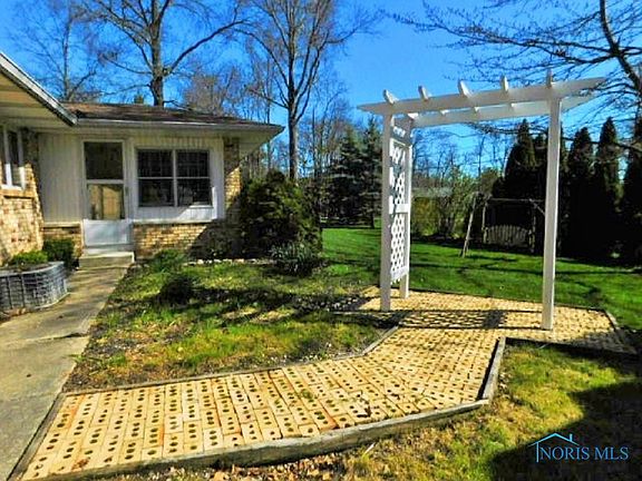 3rd image of 320 Blackthorn Dr