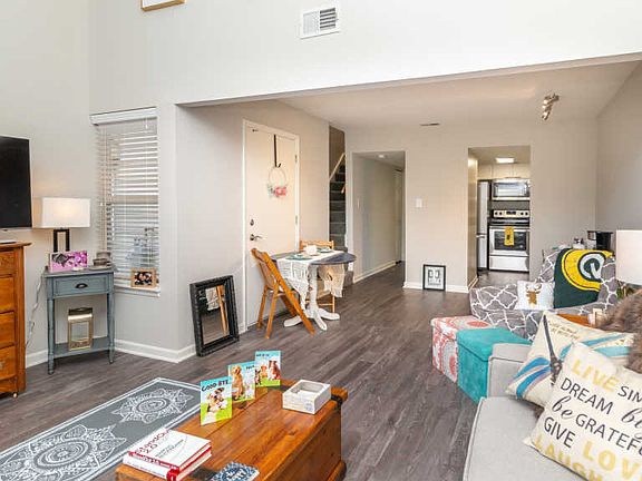 4th image of 1104 E Prairie Brook Dr APT B