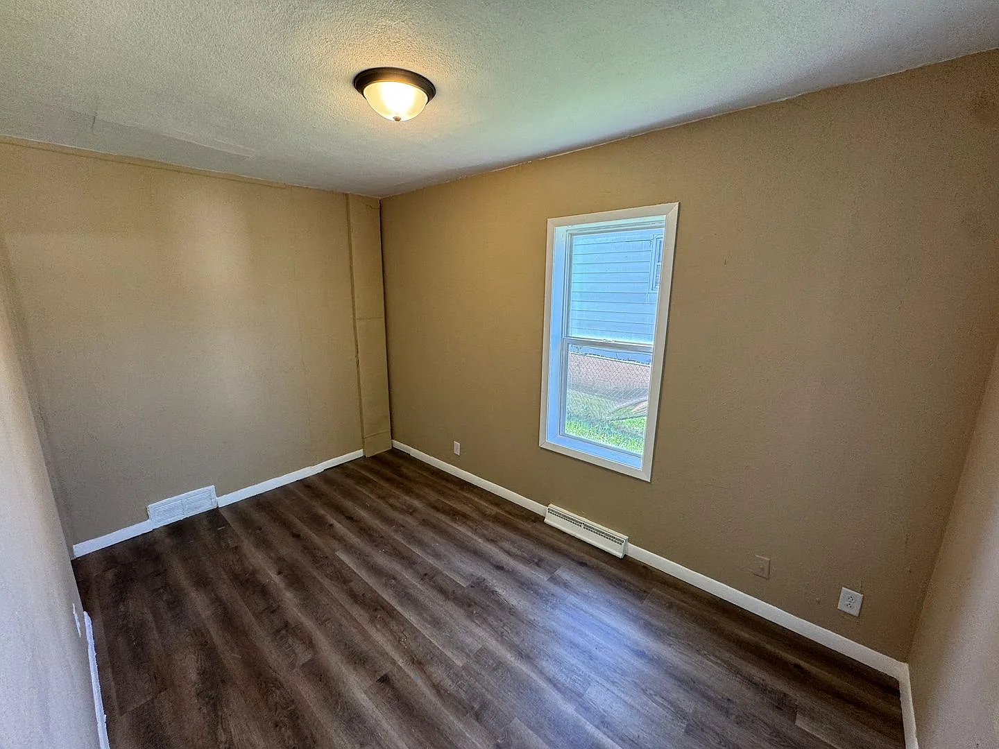 Spacious 4-Bedroom Home in Moline with Central Air & Basement — Photo 2
