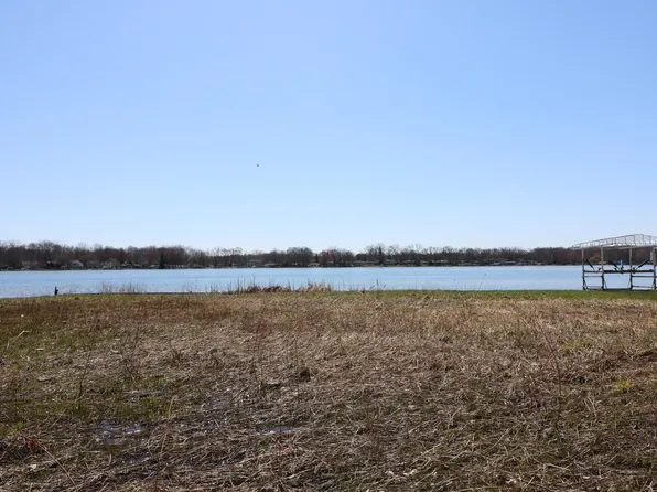 63395 Lakeshore Dr, Dowagiac, MI 49047