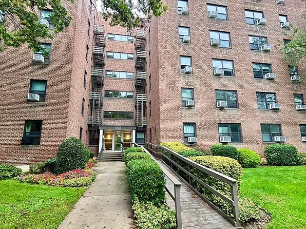 73-55 210th St APT 5M, Oakland Gardens, NY 11364